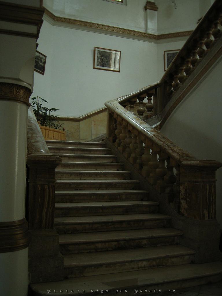 116-ORAN-Juin06-la mairie,escalier interieur gauche.jpg - Unicode